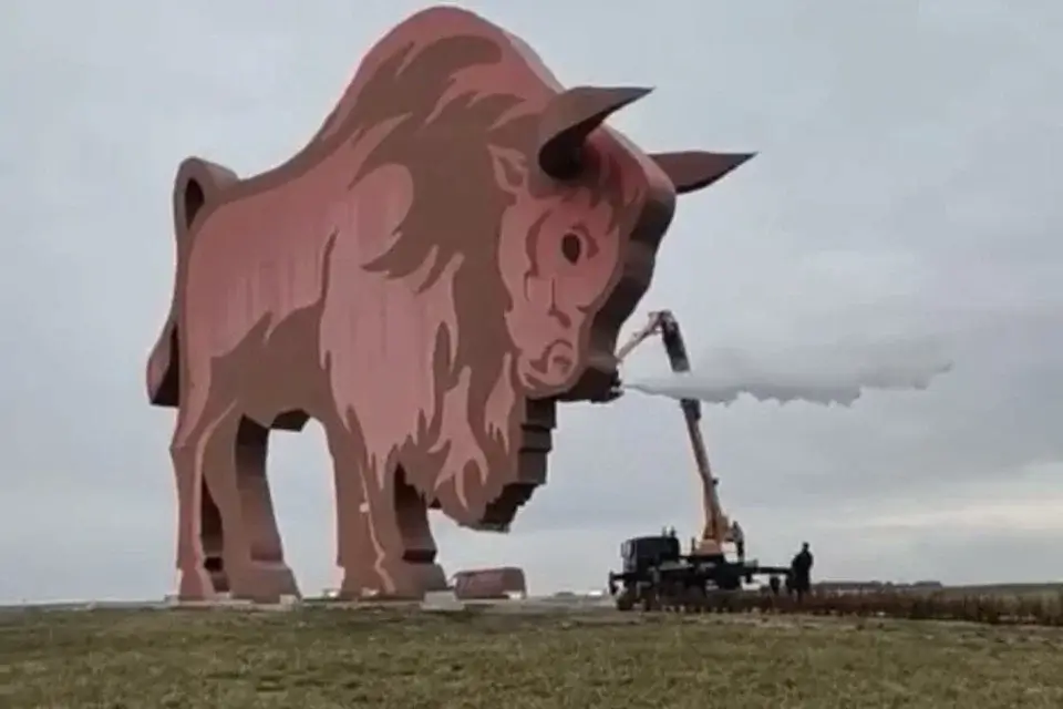 Зубр на трассе Минск — Брест «ожил»: скульптура научилась выпускать пар