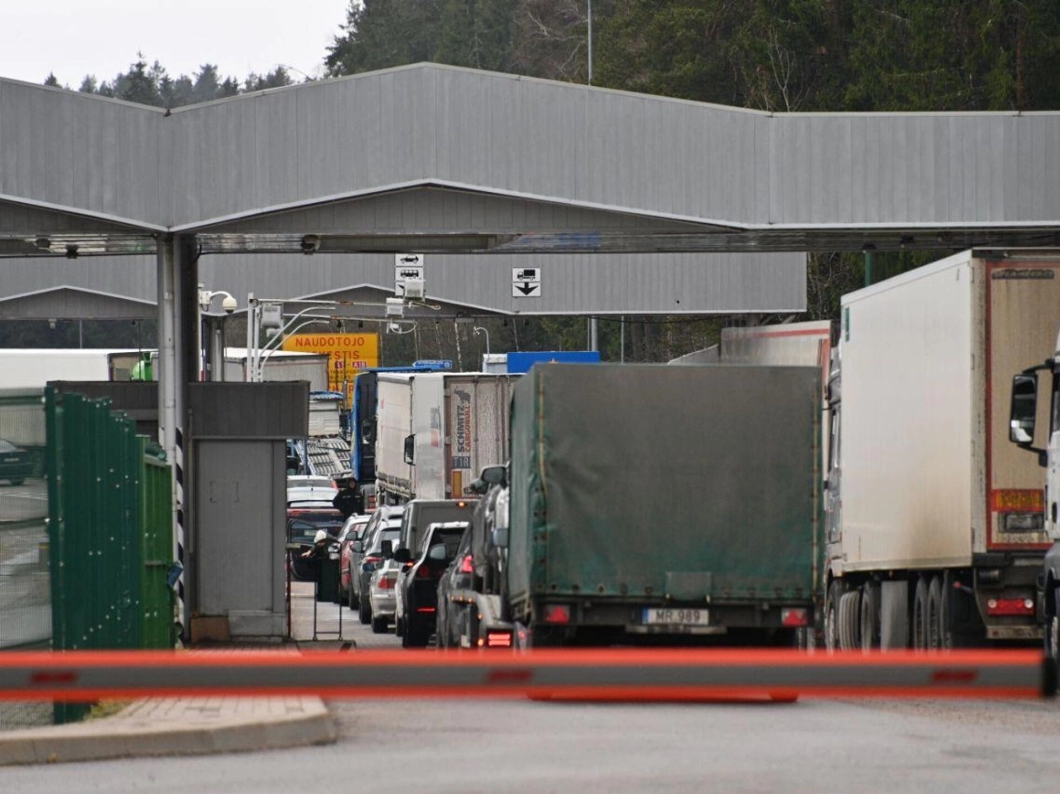 Латвия вводит платную электронную очередь на границе: с 15 октября без регистрации не пустят