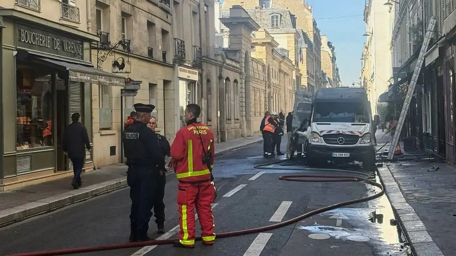 В центре Парижа прогремели взрывы: загорелся фургон у здания правительства