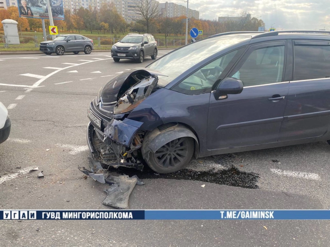 Такси и легковушка столкнулись в Минске: один человек госпитализирован