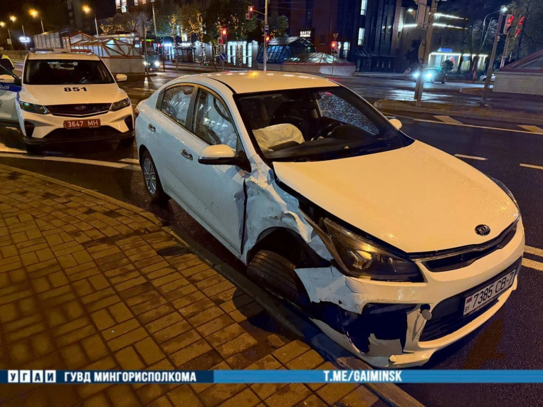 На перекрёстке Долгобродской и Уральской в Минске столкнулись две легковушки: движение временно блокировалось
