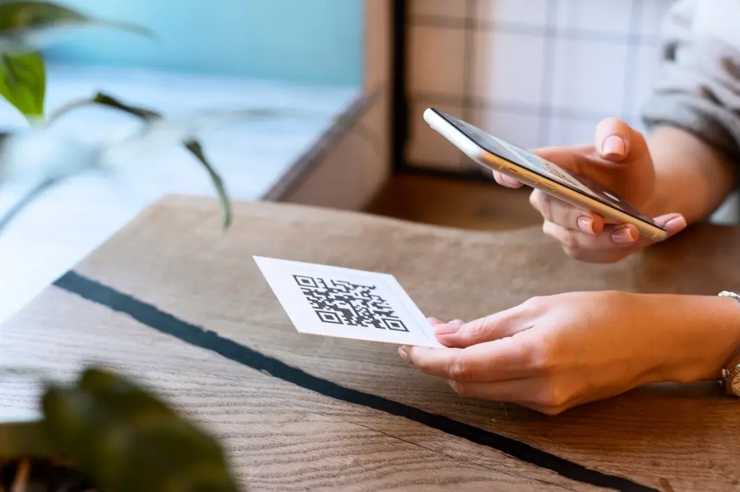«Евроопт» заменил паспорт QR-кодом: цифровая проверка возраста доступна в кассах самообслуживания