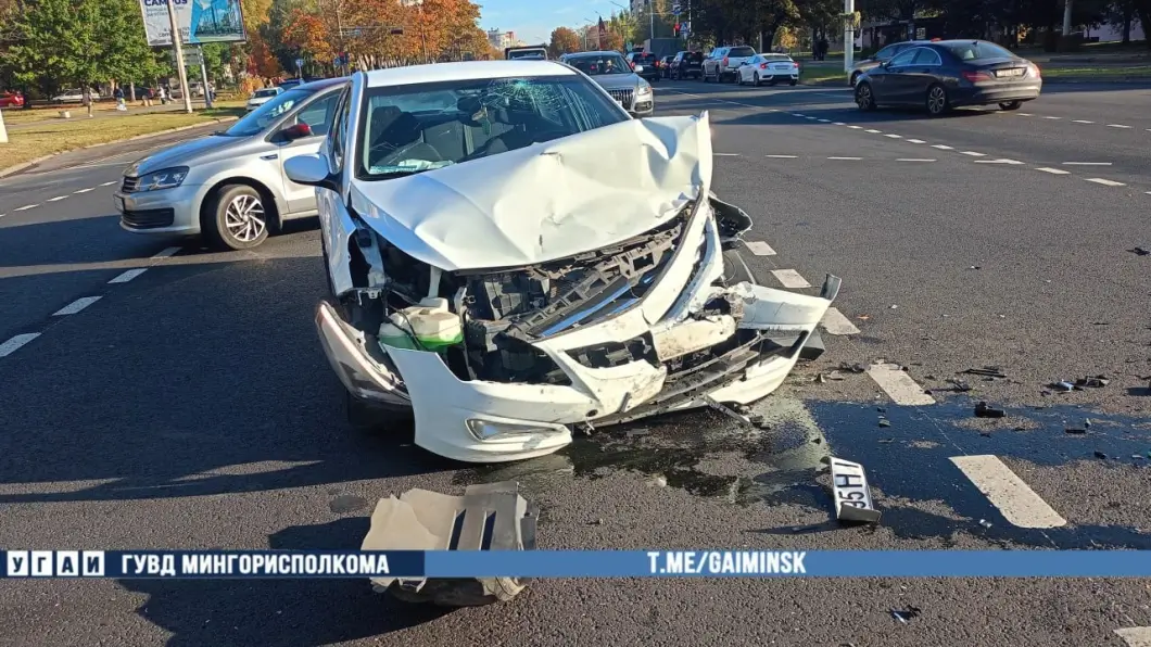 На перекрёстке Логойского тракта и Волгоградской в Минске столкнулись два автомобиля