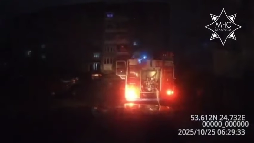 Спасатели эвакуировали девять человек при пожаре в жилом доме в Щучине