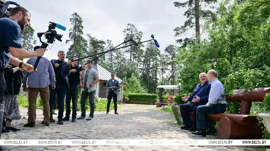 Лукашенко приготовил Путину подарок с символическим смыслом — картину с видами Валаама