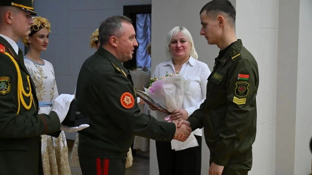 Виктор Хренин наградил лучших срочников Беларуси: 60 военнослужащих получили благодарности и подарки
