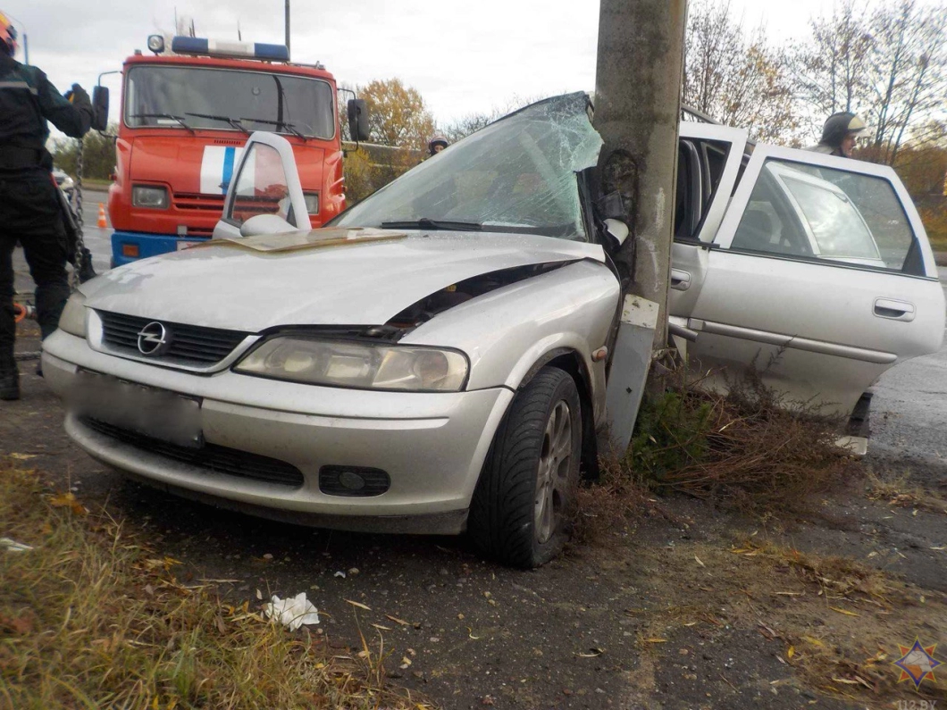 В Бобруйске автомобиль врезался в мачту освещения: спасатели МЧС деблокировали зажатого водителя