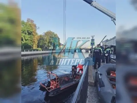 В центре Петербурга автомобиль упал в Фонтанку, погибла пассажирка