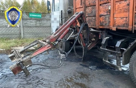 Молодой водитель погиб, пытаясь самостоятельно отремонтировать гидравлику на предприятии в Могилёве