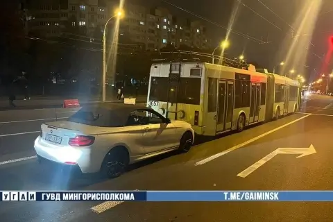В Минске кабриолет сбил женщину-водителя троллейбуса, когда она корректировала токоприёмник