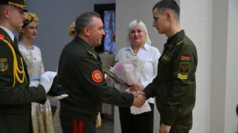 Виктор Хренин наградил лучших срочников Беларуси: 60 военнослужащих получили благодарности и подарки
