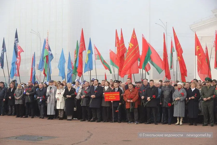 На площади Ленина в Гомеле состоялся митинг в честь 108-й годовщины Октябрьской революции