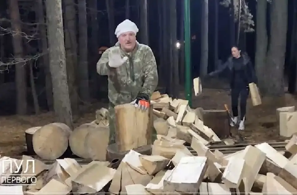 Лукашенко после визита на украинскую границу два часа колол дрова на чемпионате журналистов