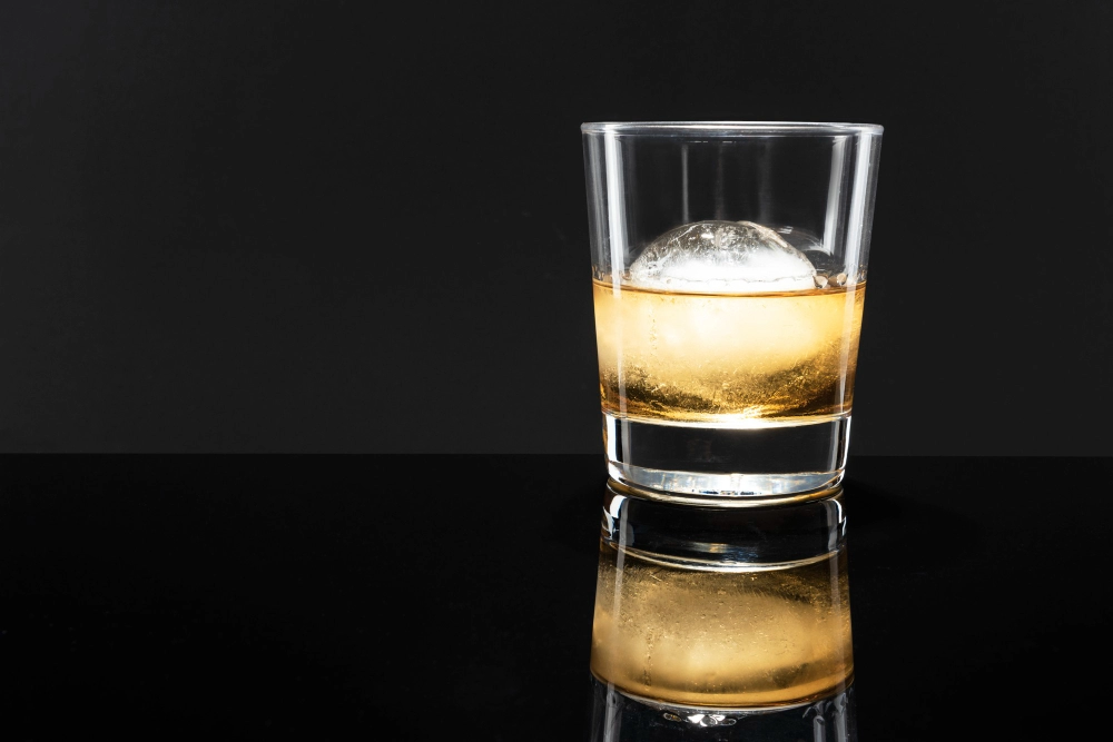 В Минске мужчина выбросил рюмку из окна и повредил чужой автомобиль: суд назначил штраф и лечение