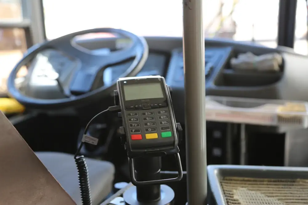 С сегодняшнего дня все городские маршрутки обязаны предоставлять пассажирам возможность безналичной оплаты