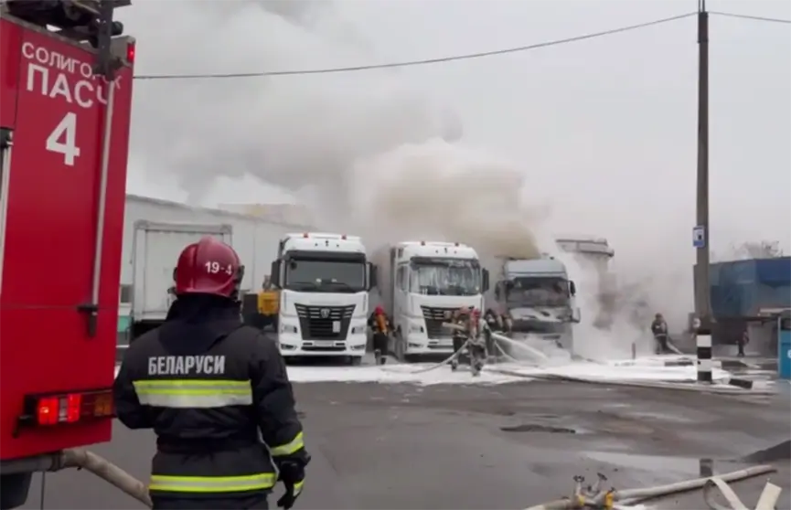 Пожар на территории «Беларуськалия»: два грузовика уничтожены, пострадавших нет