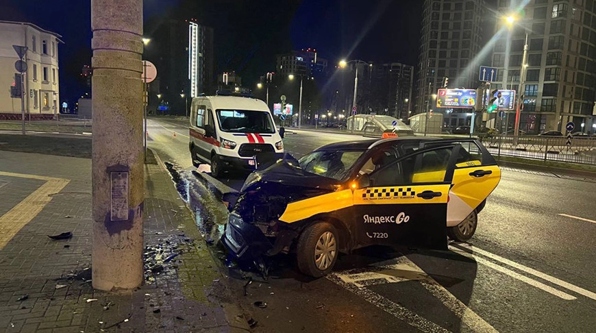 Таксист потерял сознание за рулем: в Минске машина врезалась в осветительную мачту