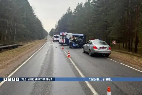 Лобовое столкновение под Борисовом: прицеп микроавтобуса занесло, погиб водитель Audi