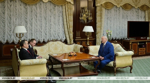 Пора ему уже побывать здесь: Лукашенко направил личное приглашение Мадуро посетить Беларусь