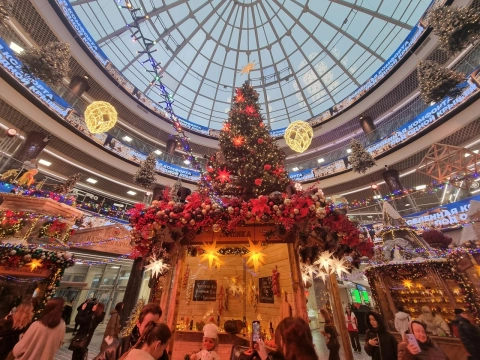 Новогодняя инсталляция в Dana Mall превращает торговый центр у метро «Восток» в атмосферу калядной ярмарки