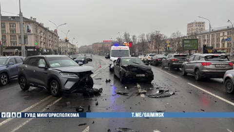 Движение на проспекте Независимости затруднено после ДТП возле дома №54