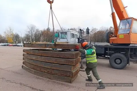 В Гомеле начали монтировать главную городскую ёлку