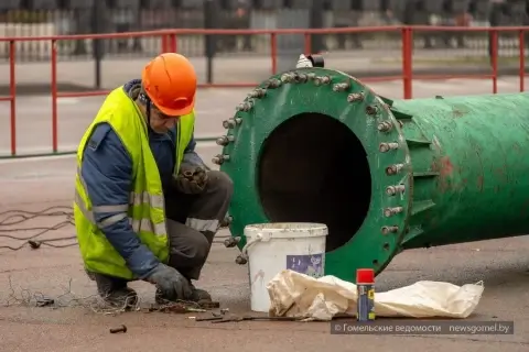 В Гомеле на площади Ленина продолжают монтировать главную новогоднюю ёлку