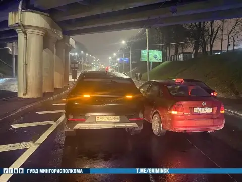 На ул. Маяковского в Минске произошло ДТП с участием электромобиля BYD и Volkswagen
