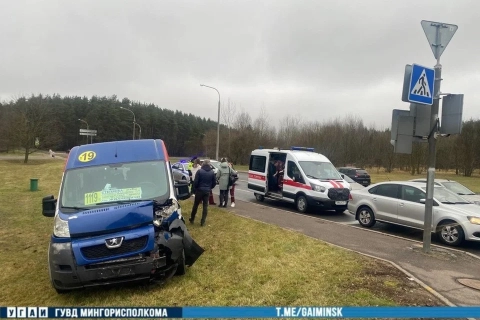 Маршрутка въехала в легковушку в Минске и вылетела на тротуар: пострадала пассажирка