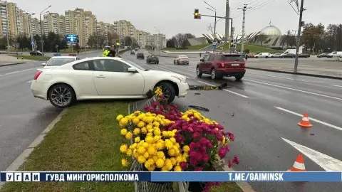 Минск: 20-летний водитель Infiniti протаранил ограждение на проспекте Победителей