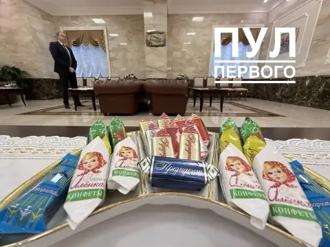 Конфеты из приемной Лукашенко попали в объектив: пресс-служба раскрыла сладкие детали рабочего дня