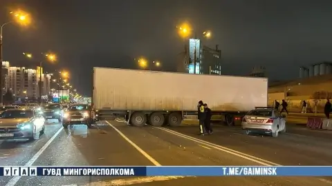 В центре Минска большегруз заблокировал движение, не рассчитав габариты