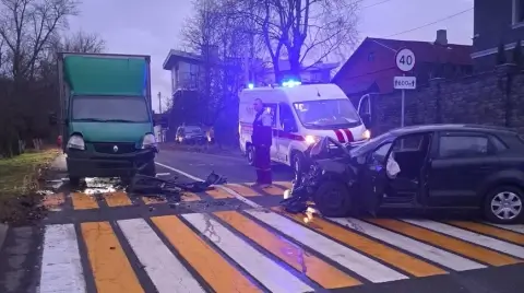 Лобовое столкновение в Минске: легковушка выехала на встречку и врезалась в грузовик