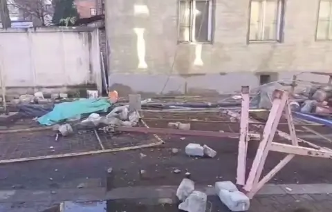 Строительная люлька сорвалась с высоты в Бресте: один рабочий погиб, двое ранены