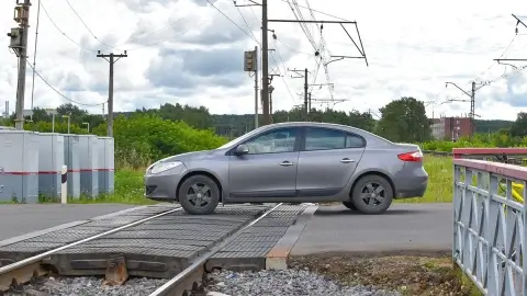 Как безопасно действовать при остановке автомобиля на железнодорожном переезде: рекомендации БЖД