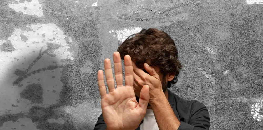 В Минске задержан мужчина, разбивший окна в общежитии самокатом и уснувший при попытке скрыться