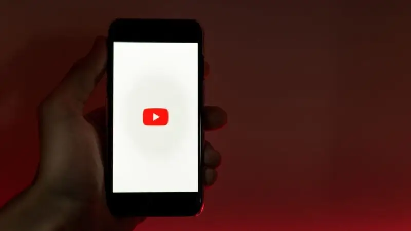 YouTube требует у пользователей из Беларуси подтверждение возраста документами: власти заявили о рисках для приватности