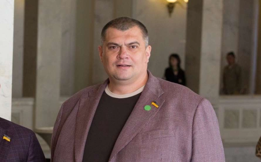 Украинский депутат и близкий соратник Зеленского Юрий «Юзик» Корявченков покинул страну накануне обысков НАБУ