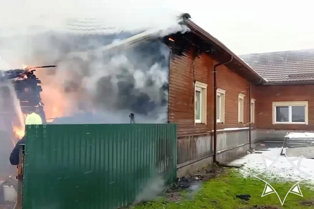 В Пуховичах пожар в здании общественной организации ликвидирован спасательными службами