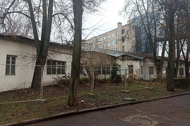 В центре Минска демонтируют редкие довоенные гаражи у Академии искусств