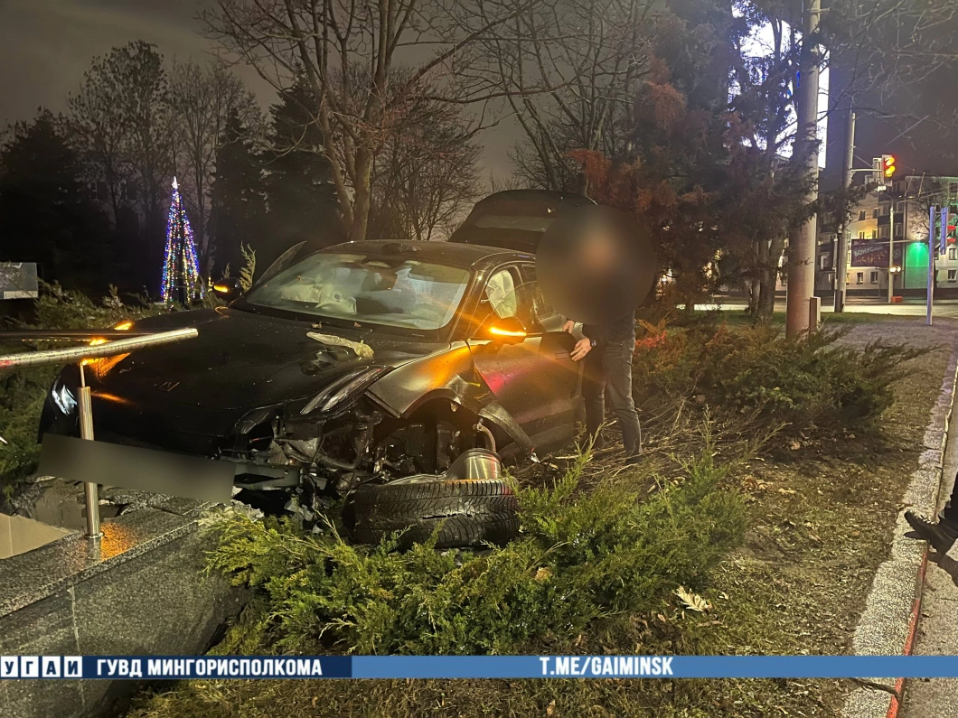 Автомобиль вылетел с дороги на Партизанском проспекте в Минске