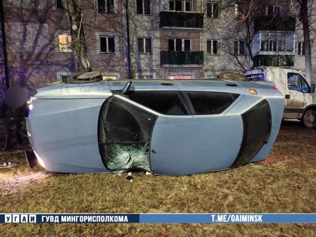 В Минске легковой автомобиль опрокинулся после съезда с дороги на улице Железнодорожной