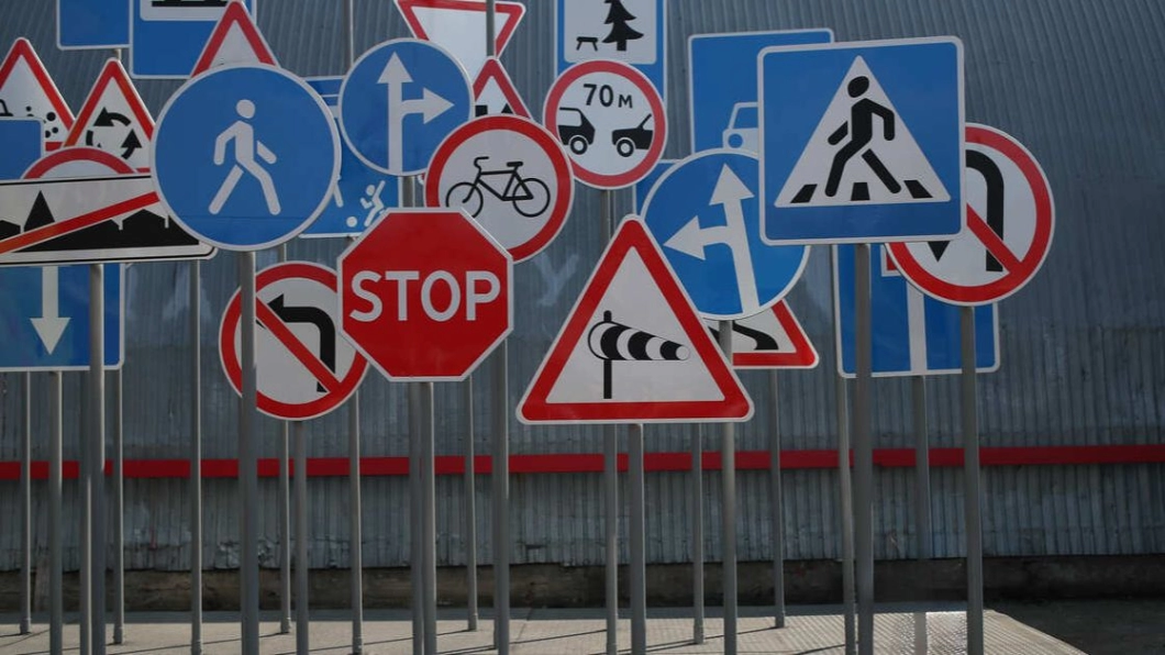 С 1 января 2026 года в России вводится обновлённая система дорожных знаков
