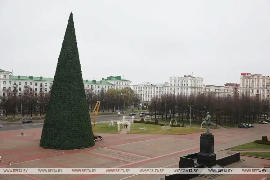 В Могилёве устанавливают одну из самых высоких новогодних ёлок страны