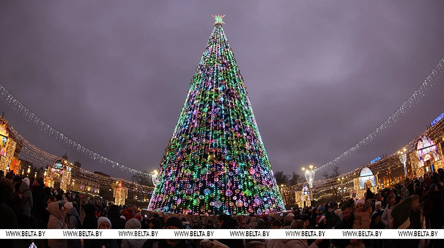 В Минске включили новогоднюю иллюминацию и зажгли главную ёлку страны