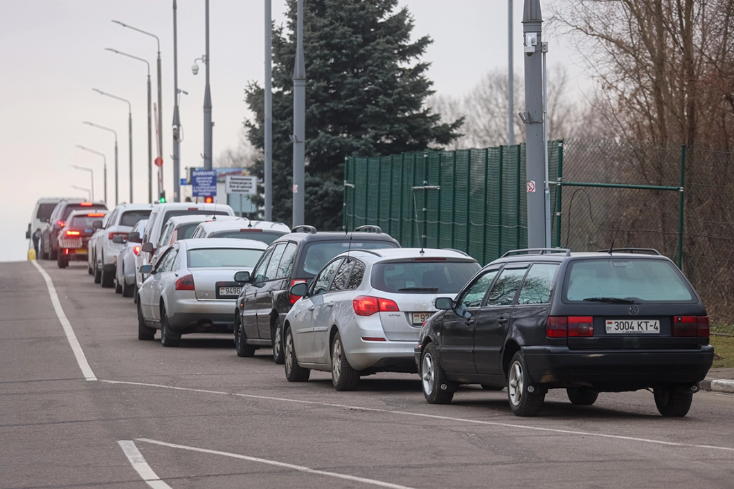 На белорусско-польской границе время ожидания достигает двух суток: особенно сложная ситуация в Бресте