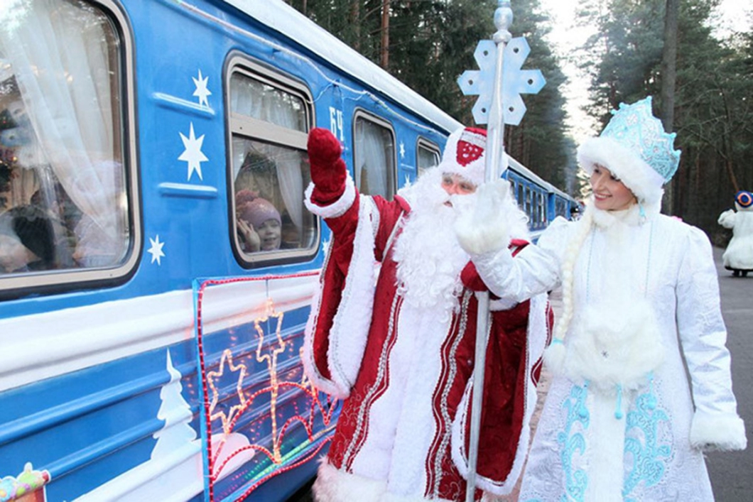 В Бресте открылась зимняя инсталляция «Новогодний экспресс» с персонажами в каждом вагоне
