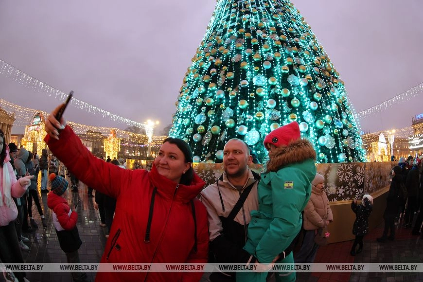 В Минске включили новогоднюю иллюминацию и зажгли главную ёлку страны