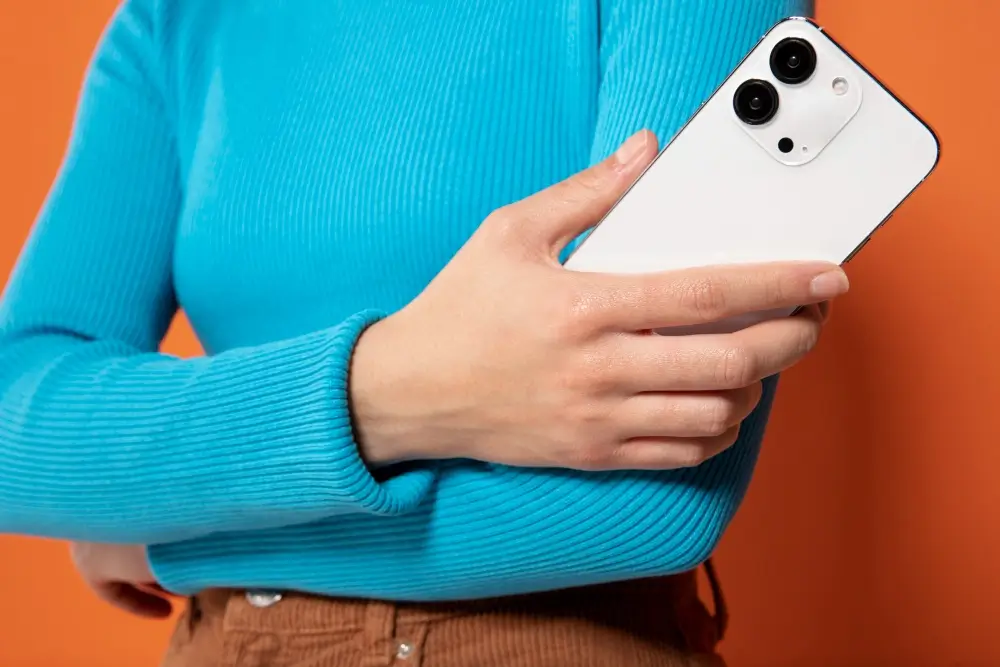 В Речице молодой девушке заблокировали iPhone после попытки помочь знакомому в мессенджере