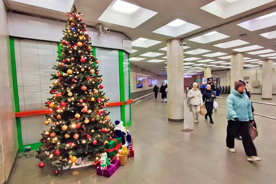 Новогодняя атмосфера в метро: на «Площади Ленина» установили праздничную ель